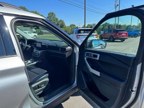 Used 2021 Ford Explorer XLT w/ Equipment Group 202A RWD image 12