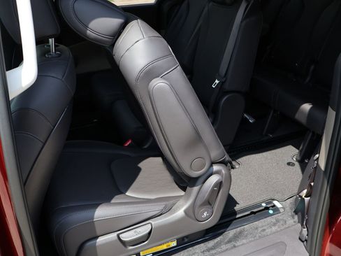 New 2026 Kia Carnival EX FWD image 15
