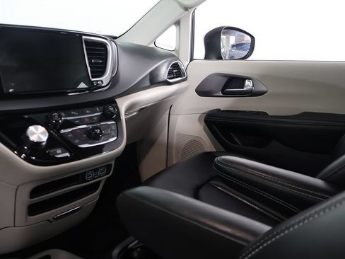 Used 2023 Chrysler Pacifica Touring-L FWD image 27
