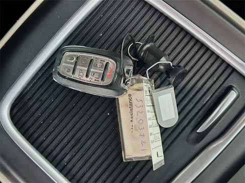 Used 2023 Chrysler Pacifica Touring-L image 36