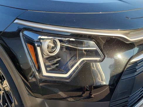 Used 2025 Kia Niro EX image 8