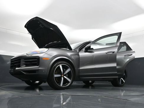 Used 2025 Porsche Cayenne AWD/4WD image 36