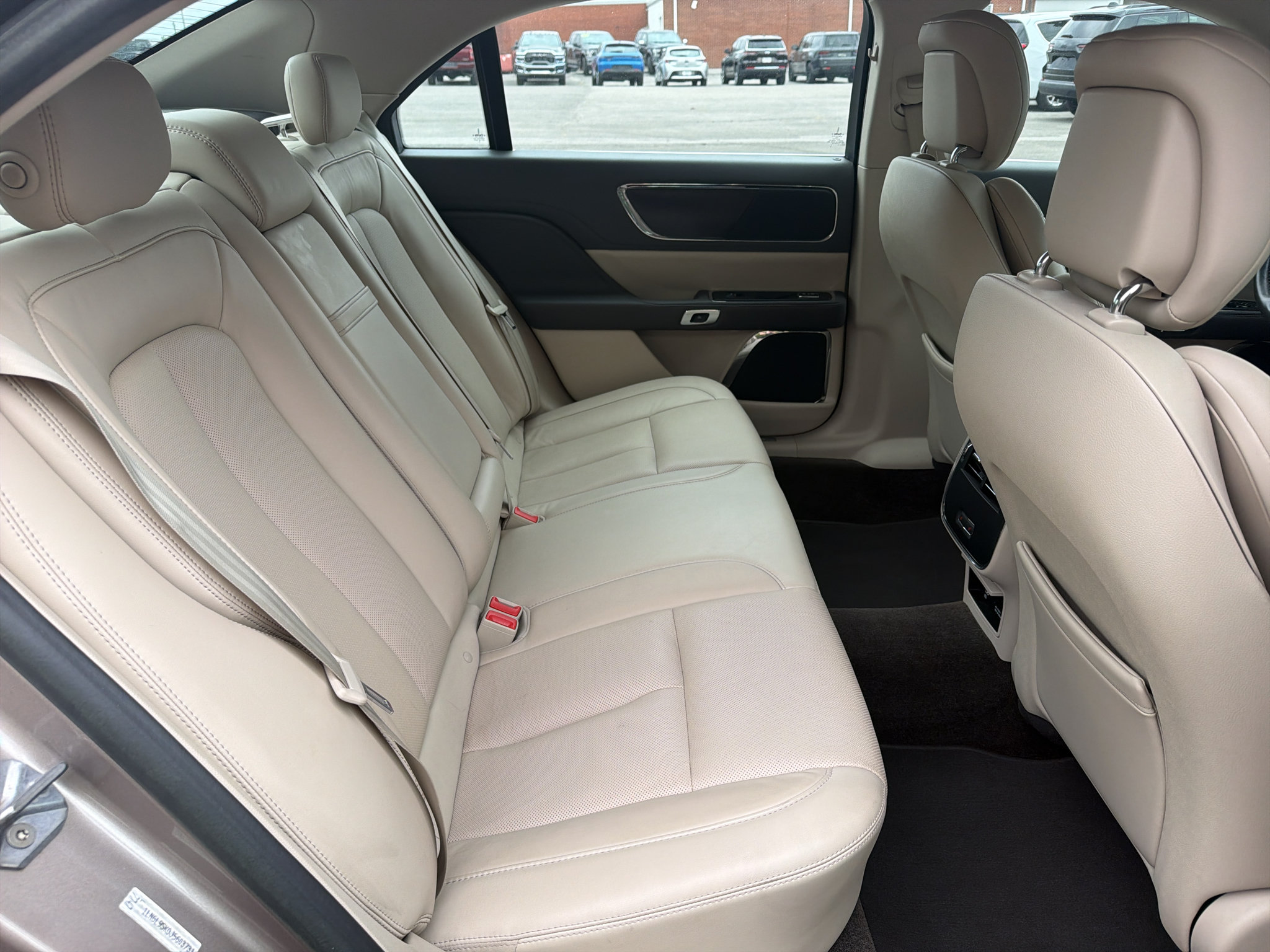 Used 2018 Lincoln Continental Select w/ Continental Climate Package FWD image 27