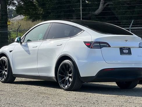Used 2023 Tesla Model Y Long Range image 10