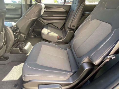 Used 2023 Jeep Grand Cherokee L Laredo image 12