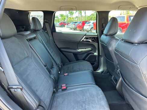 Used 2023 Mitsubishi Outlander SE image 25