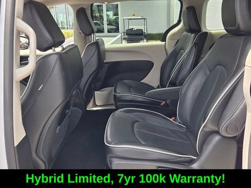 Used 2023 Chrysler Pacifica Limited FWD image 11
