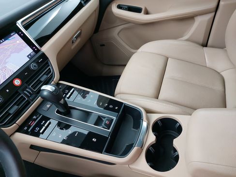 Used 2023 Porsche Macan Turbo image 27