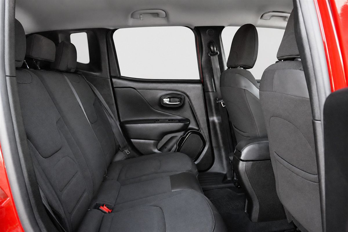 Used 2017 Jeep Renegade Altitude FWD image 14