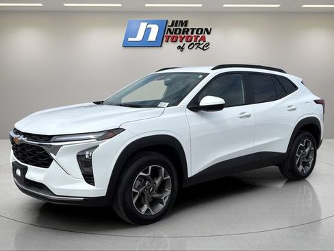 Used 2025 Chevrolet Trax LT FWD image 1
