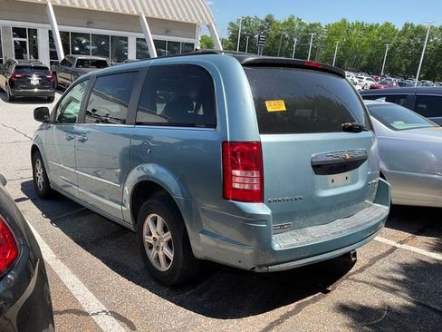 Used 2009 Chrysler Town & Country Touring FWD image 4