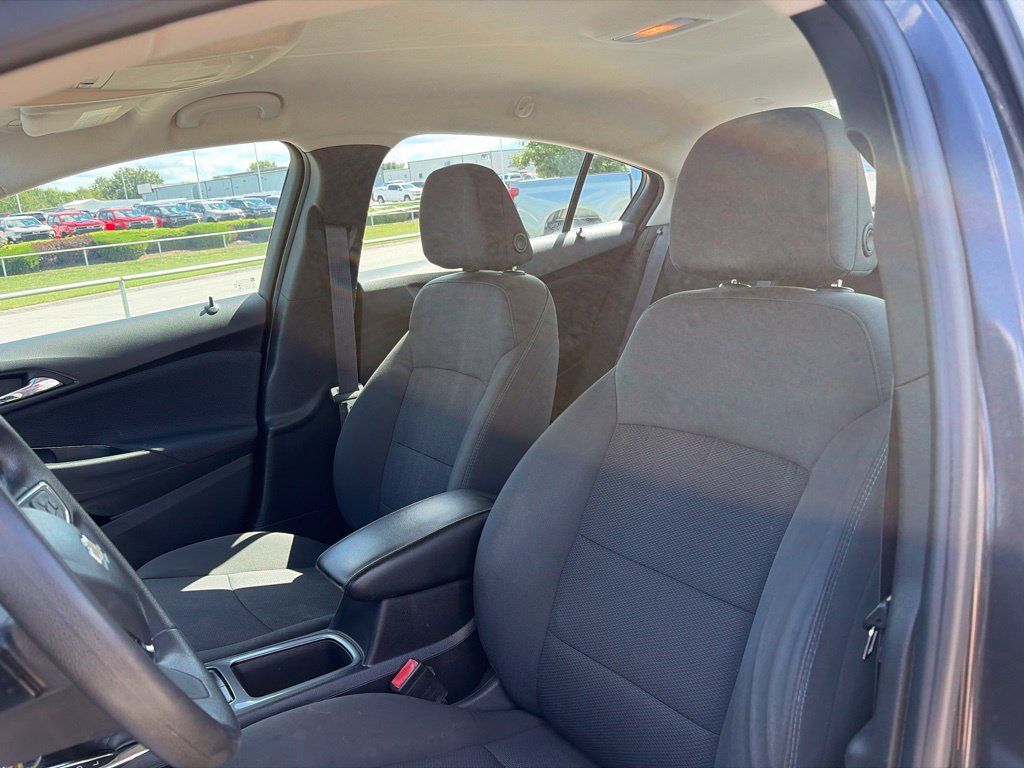 Used 2017 Chevrolet Cruze LT FWD image 40