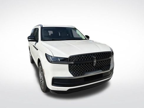 Used 2026 Lincoln Navigator Reserve AWD/4WD image 2
