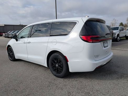 Used 2024 Chrysler Pacifica Touring-L image 14