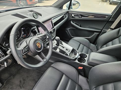 Certified 2025 Porsche Macan image 4