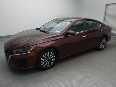 Used 2025 Nissan Altima 2.5 SV FWD image 2