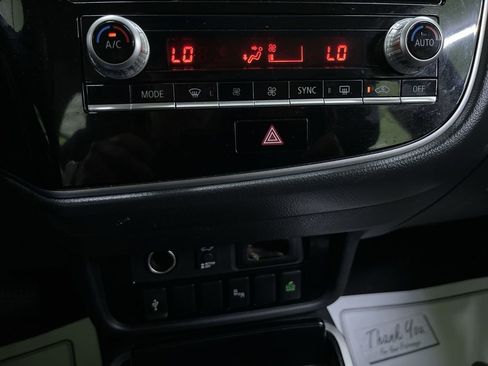 Used 2020 Mitsubishi Outlander SE image 23