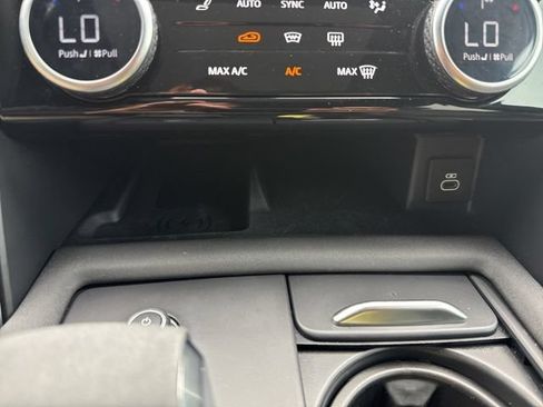 Used 2024 Land Rover Discovery Metropolitan Edition AWD/4WD image 33