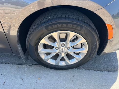 Used 2021 Chrysler Pacifica Touring-L w/ Premium & Safety Sphere Group AWD/4WD image 12