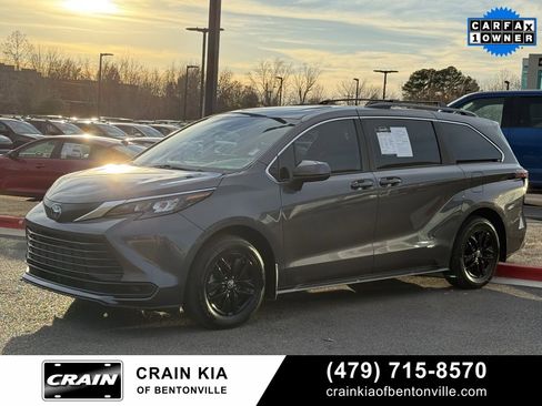 Used 2025 Toyota Sienna LE image 3