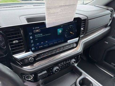 Used 2025 Chevrolet Silverado 1500 LTZ AWD/4WD image 28