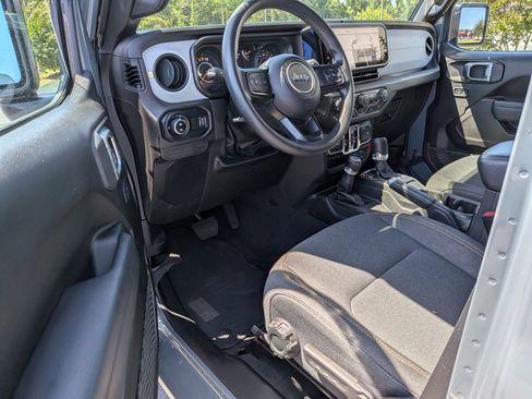 Used 2025 Jeep Gladiator Sport AWD/4WD image 11