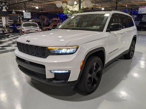 Used 2022 Jeep Grand Cherokee L Limited w/ Black Appearance Package AWD/4WD image 1