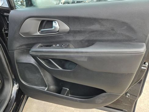 Used 2025 Chrysler Pacifica Select FWD image 33