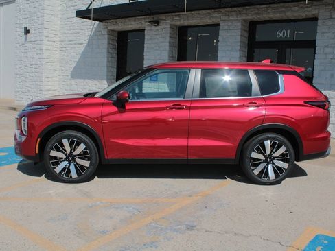 New 2025 Mitsubishi Outlander SE image 11