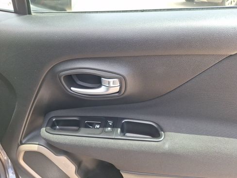 Used 2017 Jeep Renegade Latitude w/ Popular Equipment Group FWD image 34
