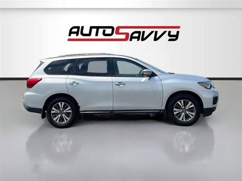 Used 2018 Nissan Pathfinder SV image 8