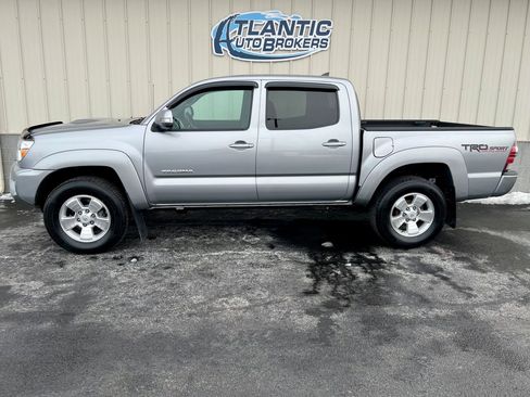 Used 2015 Toyota Tacoma 4x4 Double Cab w/ TRD Sport Package image 2