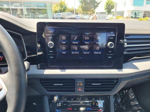 Used 2025 Volkswagen Jetta SE w/ Sunroof Package FWD image 28