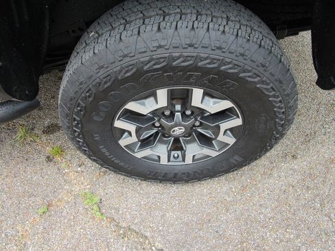 Used 2018 Toyota Tacoma TRD Off-Road AWD/4WD image 16