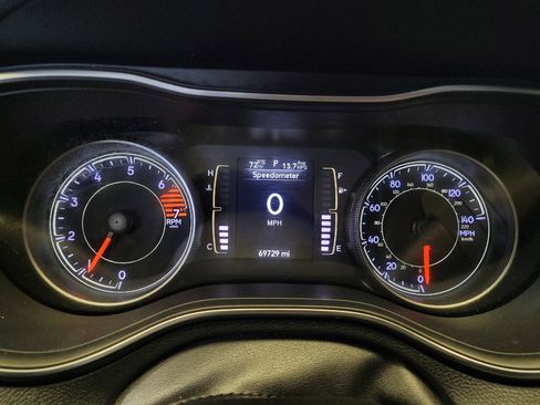 Used 2020 Jeep Cherokee Latitude Plus w/ Cold Weather Group AWD/4WD image 23