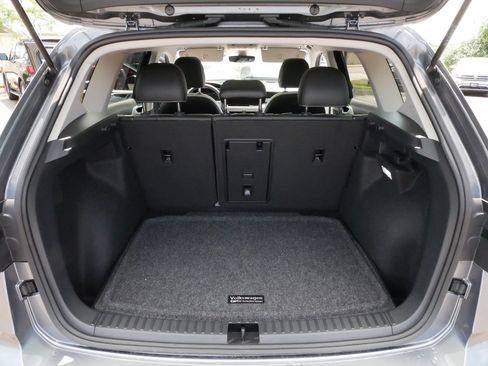 Certified 2025 Volkswagen Taos SE w/ Panoramic Sunroof Package AWD/4WD image 18