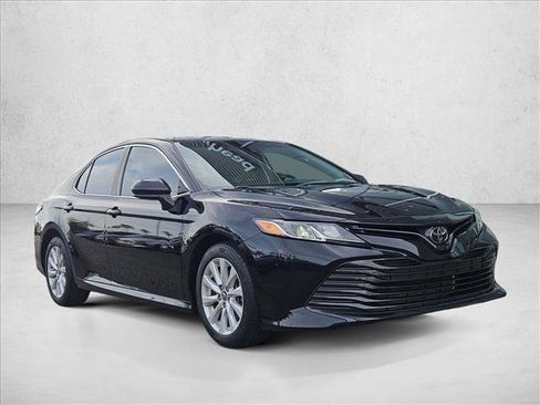 Used 2018 Toyota Camry LE image 3