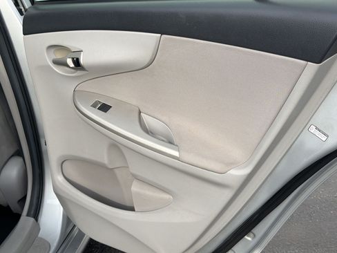 Used 2013 Toyota Corolla LE FWD image 29