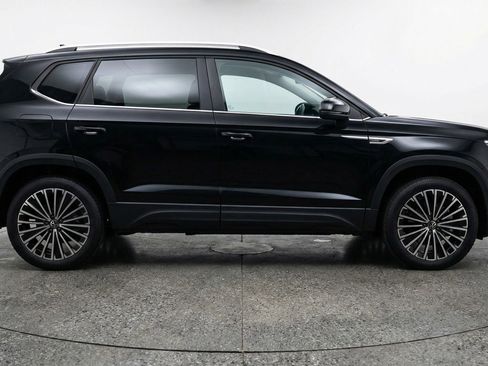 Used 2025 Volkswagen Taos SE image 11