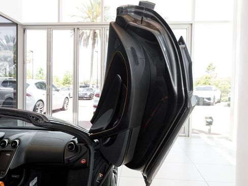 Used 2019 McLaren 570S Spider RWD image 11