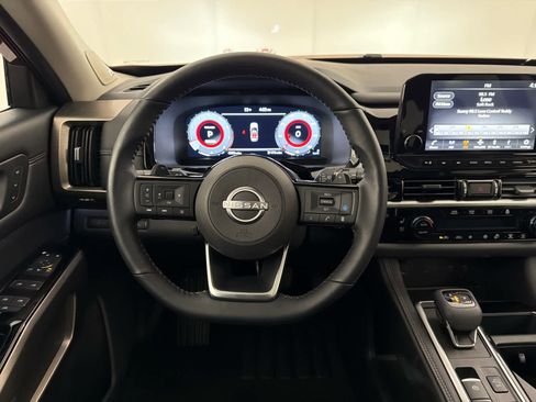 Used 2025 Nissan Pathfinder Platinum w/ Cargo Package image 18