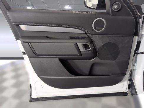 Certified 2025 Land Rover Discovery Dynamic SE image 18