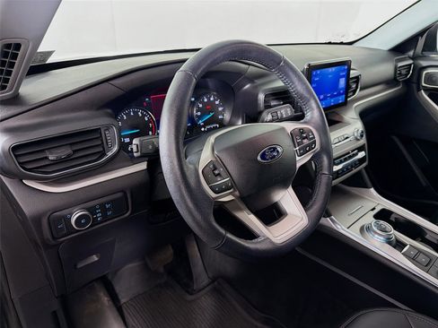 Used 2022 Ford Explorer XLT w/ Equipment Group 202A image 9
