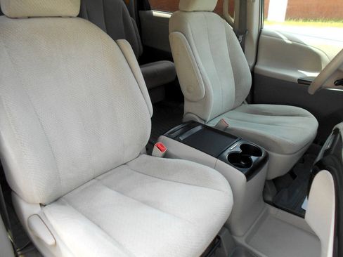 Used 2011 Toyota Sienna LE w/ Towing Pkg FWD image 23