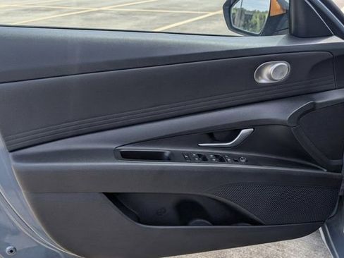 Used 2022 Hyundai Elantra SEL w/ Preferred Accessory Package image 10