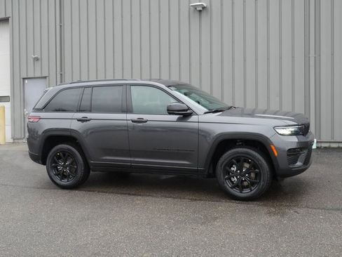 New 2025 Jeep Grand Cherokee Altitude image 9