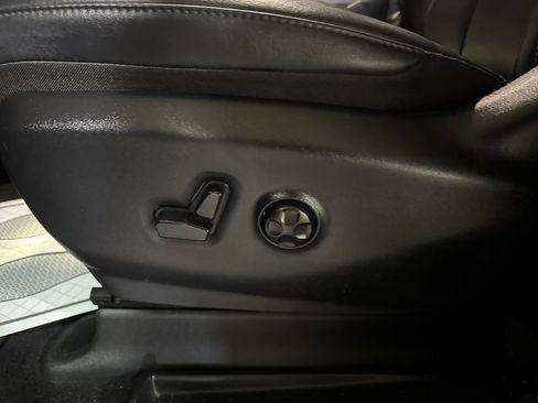 Used 2025 Chrysler Pacifica Select FWD image 13