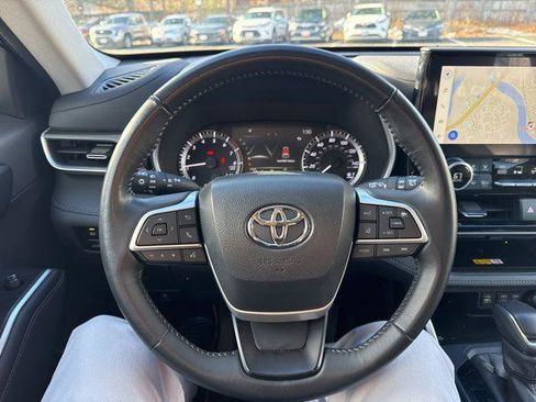 Certified 2023 Toyota Highlander XLE image 13