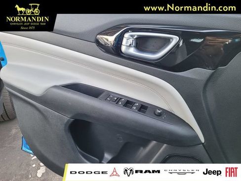 Used 2025 Jeep Compass Limited AWD/4WD image 15