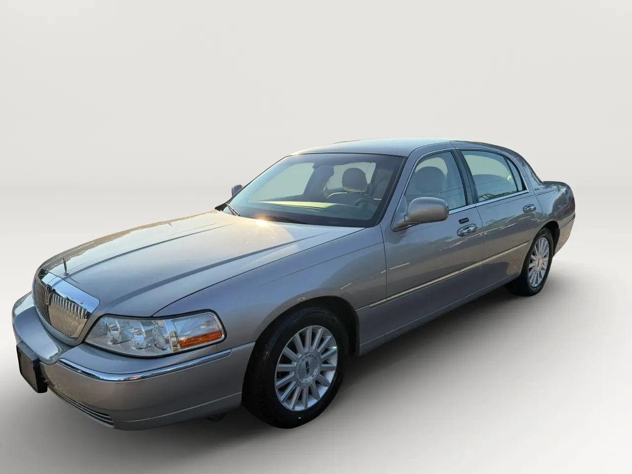 Used 2003 Lincoln Town Car Executive RWD image 7